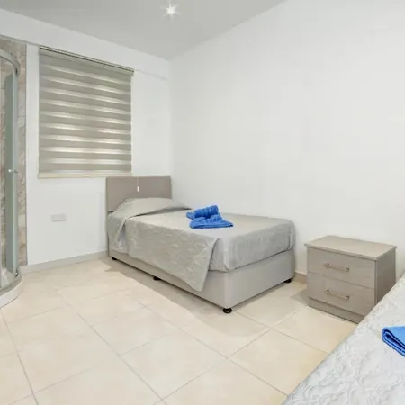 Nissi Sotia איה נאפה